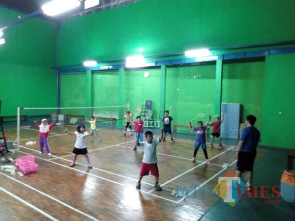 Atlet muda cabor bulutangkis ketika melakukan latihan (foto dok MalangTIMES)