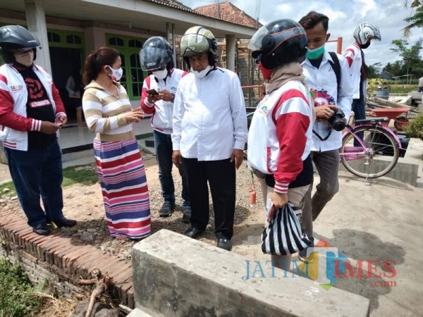 Calon Bupati Malang Sanusi (tengah) saat mengunjungi para warga yang mengeluh soal pembangunan infrastruktur limbah