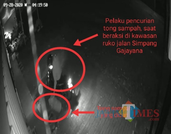 Capture gambar CCTV saat pelaku pencurian tong sampah beraksi. (Anggara Sudiongko/MalangTIMES)