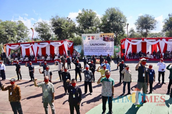 Forkopimda Kota Batu saat bersama relawan usai launching penegak disiplin protokol kesehatan berbasis komunitas pariwisata dan lingkungan secara mobile covid hunter pariwisata di Jatim Park 2, Selasa (29/9/2020). (Foto: Irsya Richa/MalangTIMES)
