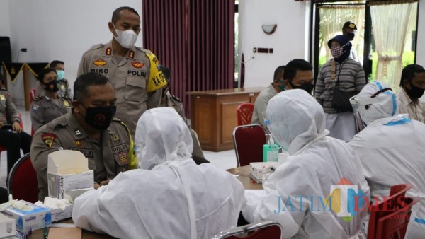 Deteksi dini covid-19, 1038 anggota Polresta Kediri ikuti rapid tes masal. (Foto: Bams Setioko/JatimTIMES)