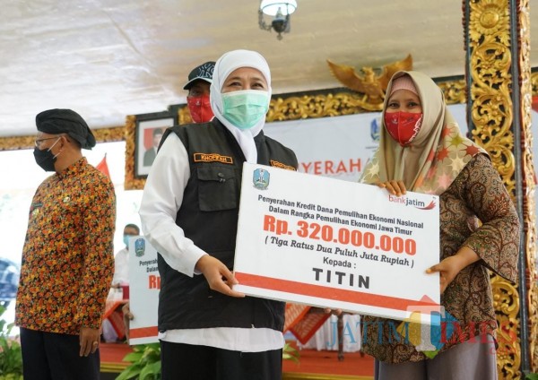 Gubernur Jatim Khofifah ketika menyerahkan bantuan.