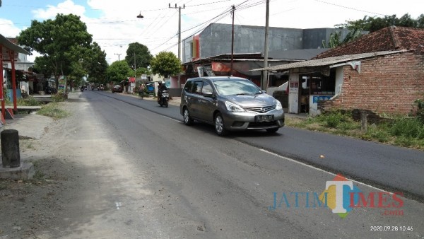 Jalan di Kelurahan Keparihan yang akan diserahkan ke Provinsi, saat ini dalam proses pengaspalan (Joko Pramono for Jatim TIMES)