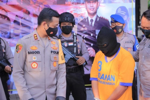 Kapolres Madiun Bagoes saat release pers kasus penggelapan mobil rental.