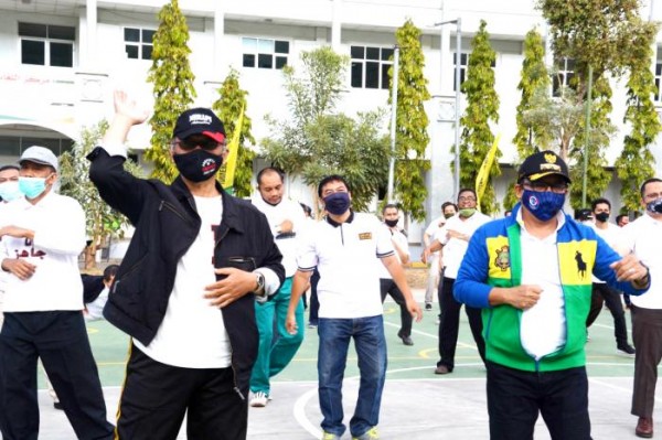 Rektor UIN Malang Prof Dr Abdul Haris MAg (jaket hitam) senam bersama Wali Kota Malang Drs H Sutiaji. (Foto: Humas)