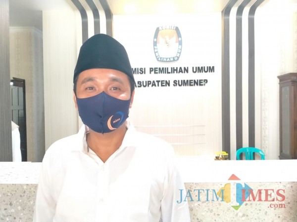 Komisoner KPU Sumenep, Rahbini sewaktu dikonfirmasi di kantor KPU Sumenep (Foto: Syaiful Ramadhani/JatimTIMES)