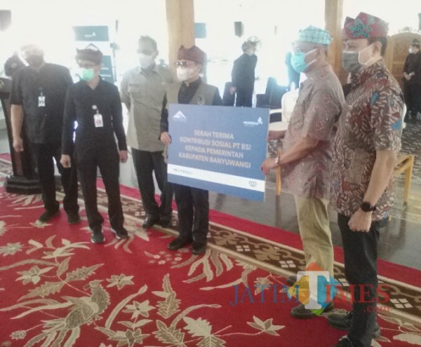 Penyerahan bantuan sosial PT BSI kepada Ketua Gugus Tugas Penanganan Covid-19 di Pendopo Sabha Swagatha Blambangan Banyuwangi (Nurhadi Banyuwangi Jatim Times)