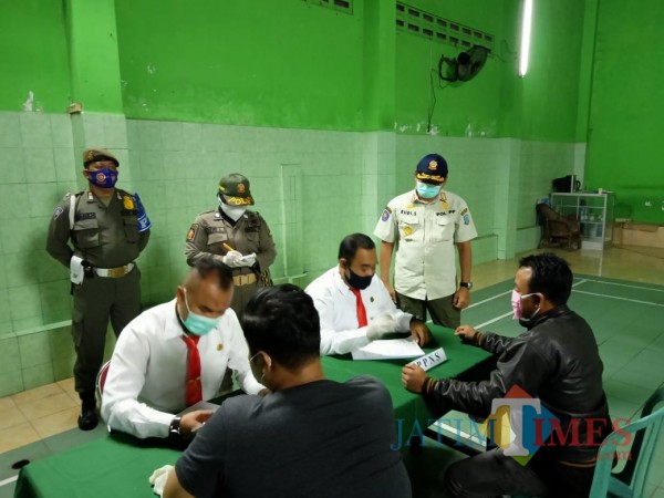Pjs Bupati Blitar Budi Santosa (baju coklat) memimpin langsung pelaksanaan operasi yustisi.(Foto : Aunur Rofiq/BlitarTIMES)