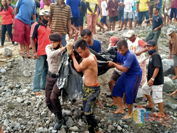 Polisi dan warga mengevakuasi jasad Slamet yang tewas tenggelam di kubangan air