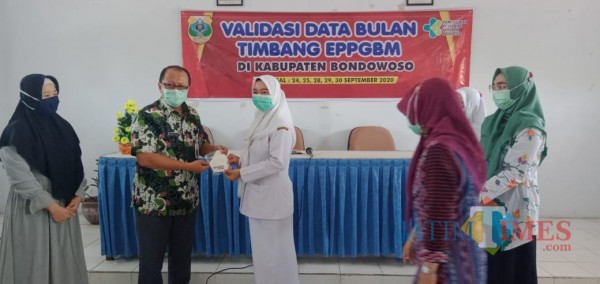 Proses penyerahan secara simbolis dari GAIN kepada Kepala Dinas Kesehatan Bondowoso dr. M. Imron (Foto: Abror Rosi/ JatimTIMES)