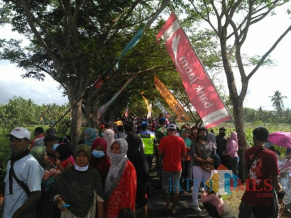 Ribuan warga mulai berdatangan ke Pandawangi Lumajang (Foto : Moch. R. Abdul Fatah / Jatim TIMES)