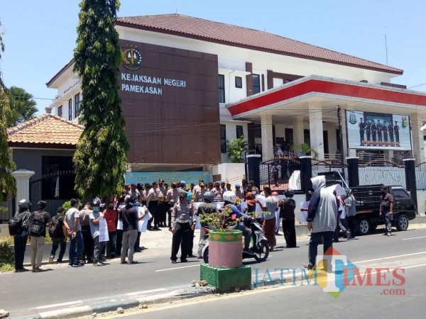 Sejumlah massa aksi saat mendatangi kantor Kejari Pamekasan (Foto:Rozy/JatimTimes.com)