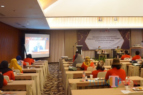 Suasana pembukaan bimtek penumbuhan wirausahawan baru sSecara virtual dDi Hotel Santika (Nurhadi Banyuwangi Jatim Times)