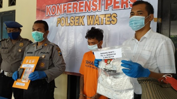 Tersangka bersama barang bukti ketika diamankan di Mapolsek Wates. (Foto: Ist)