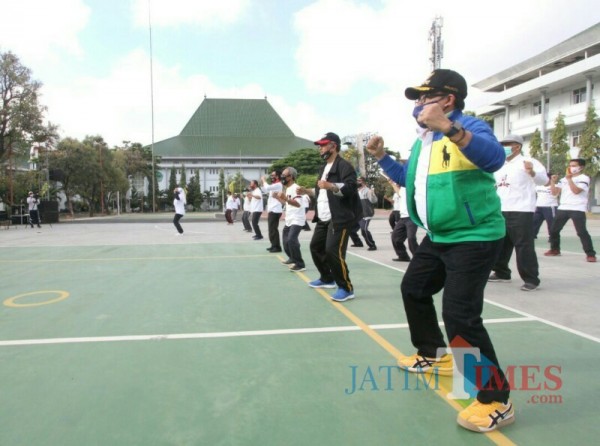 Wali Kota Malang Sutiaji (paling kanan) sedang senam bersama dalam acara kick off Dies Maulidiyah Ke-59 UIN Malang. (Foto: Ima/MalangTIMES)