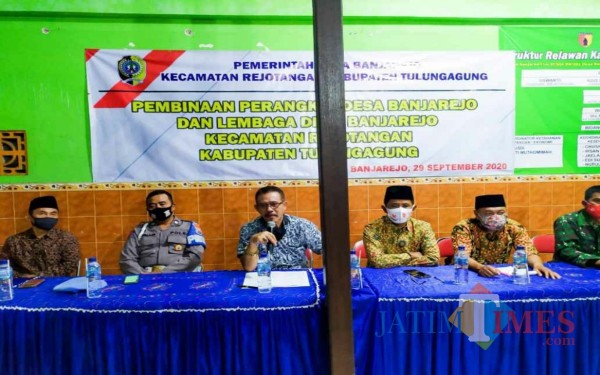 Camat Rejotangan berama Kepala Desa Banjarejo dan sejumlah perangkat dapat pembinaan / Foto : Istimewa / Tulungagung TIMES