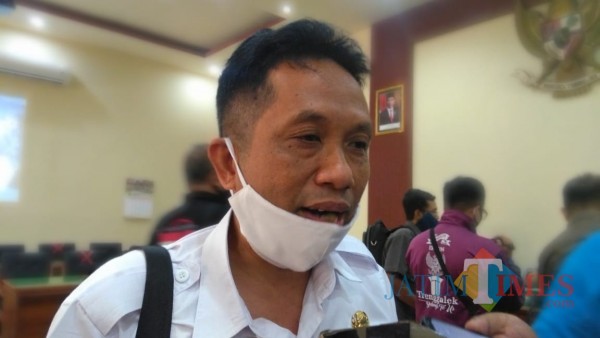 Edif Hayunan Siswanto usai hadiri rapat bersama Komisi 1 DPRD Trenggalek