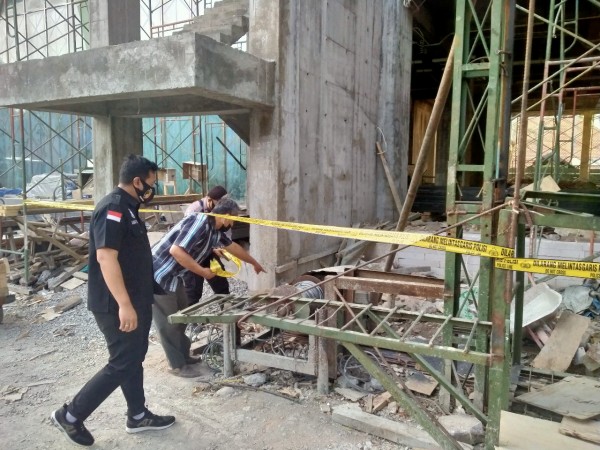 Kasat Reskrim Polresta Malang Kota AKP Azi Pratas Guspitu saat mendatangi lokasi kejadian jatuhnya lift proyek di RSI Unisma (doc MalangTIMES)