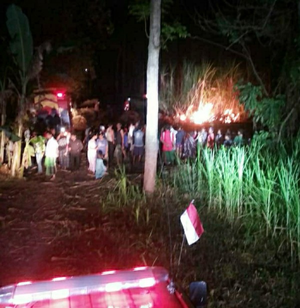 Kondisi lahan tebu yang terbakar dan proses pemadaman oleh tim pemadam kebakaran Kabupaten Malang, Rabu (30/9/2020). (Foto: Istimewa)