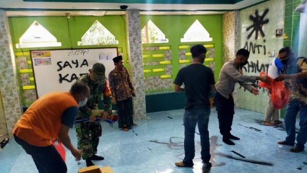 Musala dicoret-coret hingga Al-Quran disobek (Foto: IST/Detik)