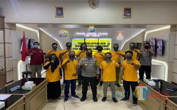 Para admin media sosial bersama Kapolres Tulungagung AKBP Eva Guna Pandia / Foto : Istimewa / Tulungagung TIMES