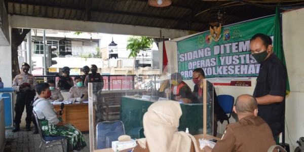 Pelanggar Prokes sedang mengikuti sidang ditempat.