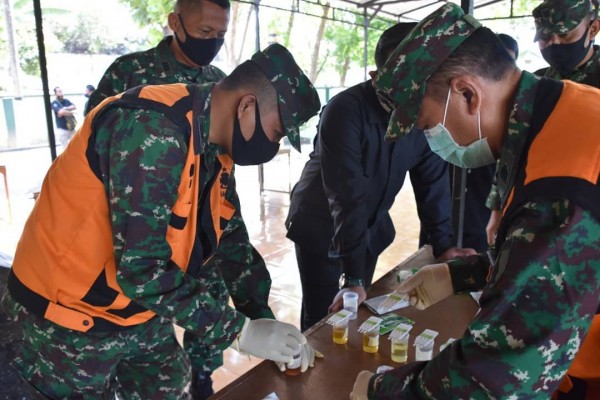Pengecekan Para Prajurit Bebas Narkoba dengan Test Urine (i.g korem_082)