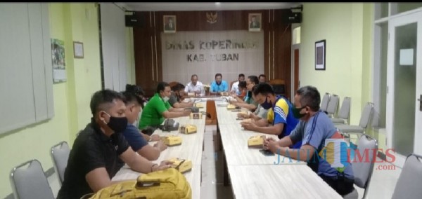 Pengurus Cabang Woodball Indonesia Kabupaten Tuban sedang melakukan rapat.