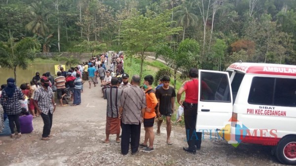 Petugas gabungan saat berkoordinasi sebelum melakukan pencarian korban tenggelam di lokasi kejadian (Foto : Istimewa)