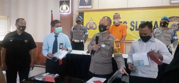 Tersangka ikut dihadirkan dalam press conference di Mapolres Sleman.