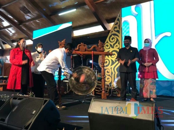 Sutiaji memukul gong meresmikan dimulainya Pekan Budaya Daerah Kota Malang. (Foto: Ima/ MalangTIMES)