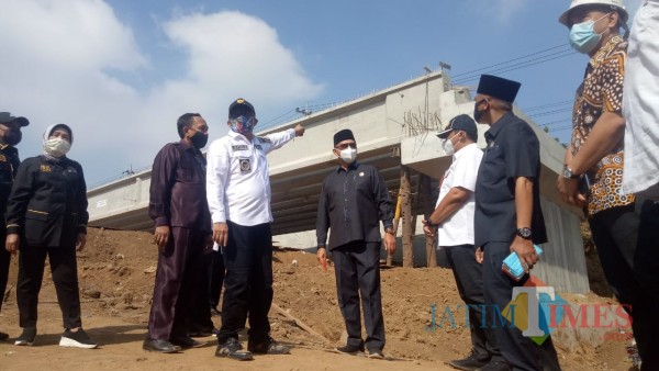 Wali Kota Malang Sutiaji (kemeja putih lengan panjang) saat meninjau progres pembangunan Jembatan Kedungkandang, Rabu (30/9). (Ahmad Amin/MalangTIMES).