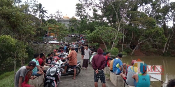 Warga saat mengerumuni lokasi kejadian tenggelamnya seorang remaja di embung yang ada di Kecamatan Gedangan (Foto : Istimewa)