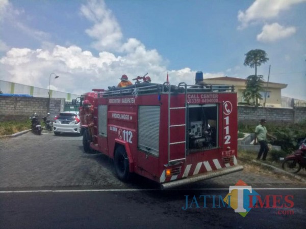 Proses evakuasi dan pemadaman api oleh PMK Kota Probolinggo dan Kabupaten Probolinggo. (Foto: Bolhaq Nazal/probolinggotimes).