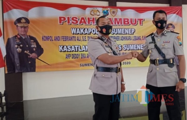 AKP Toni Irawan bersama AKP Deddy Eka Aprianto usai prosesi sertijab Kasatlantas Polres Sumenep (Foto: Ist/JatimTIMES)