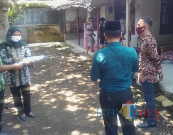 Camat Glagah didampingi Kades Paspan (kanan) Melakukan Simulasi Acara Pernikahan di desa Paspan kecamatan Glagah Banyuwangi Nurhadi Banyuwangi Jatim Times