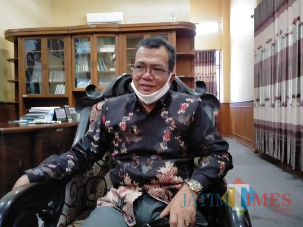 Ketua DPRD Kabupaten Sumenep, A. Hamid Ali Munir saat berbicara Hari Kesaktian Pancasila di ruang kerjanya (Foto: Syaiful Ramadhani/JatimTIMES)