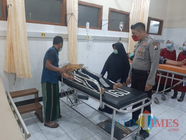 Korban luka saat mendapatkan perawatan di rumah sakit Djatiroto (foto : istimewa / Jatim TIMES)