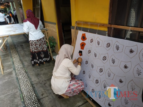 Masker batik tulis buatan warga RW 03 Kelurahan Sukun (Hendra Saputra)