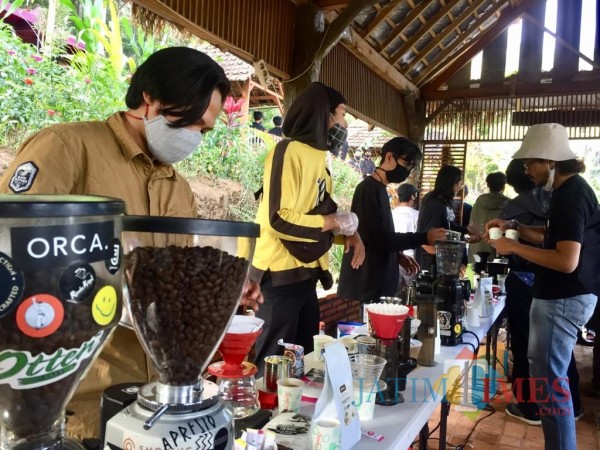 Para barista saat membuat kopi di Pine Park, Dusun Songgotiri, Kelurahan Songgokerto, Kecamatan Batu, Kamis (1/10/2020). (Foto: Irsya Richa/MalangTIMES)