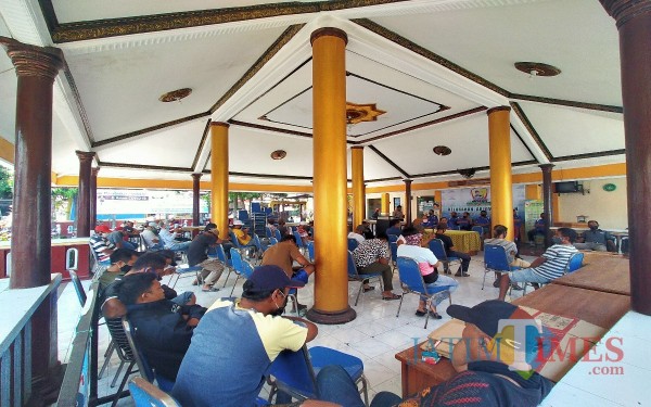 Para warga pengguna Hippam di Arjowinangun yang bergolak menuntut Ketua Hippam Mandiri Arjowinangun mundur (Anggara Sudiongko/MalangTIMES)