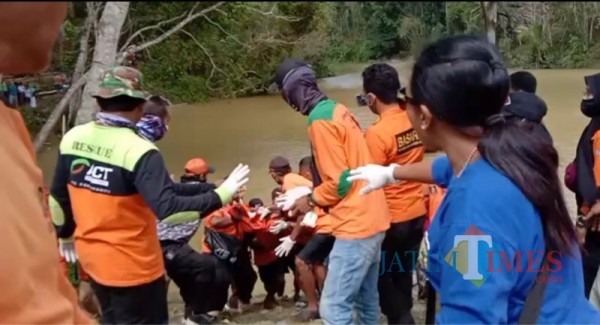 Petugas saat melakukan evakuasi jenazah korban tenggelam di Embung Asmaratumbang, Kecamatan Gedangan (Foto: PMI Kabupaten Malang for MalangTIMES)