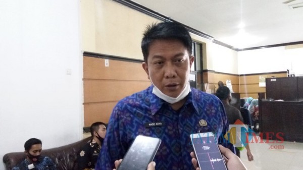 Plt Bapenda Kabupaten Malang, Made Arya Wedhantara saat menerangkan kondisi pajak reklame ditengah musim Pilkada (Foto : Dokumen MalangTIMES)