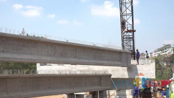 Progress pemasangan balok girder Jembatan Kedungkandang. (Ahmad Amin/MalangTIMES).