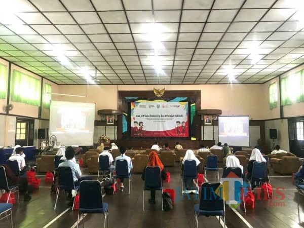 Suasana Kick Off Satu Rekening Satu Pelajar (KEJAR) di Aula Tugu Malang. (Foto: Ima/MalangTIMES)