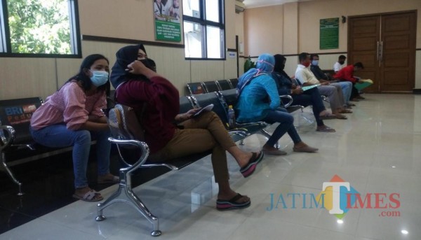 Beberapa warga sedang mengurus perceraian di Pengadilan Agama Bondowoso (Foto: Abror Rosi/JatimTimes)
