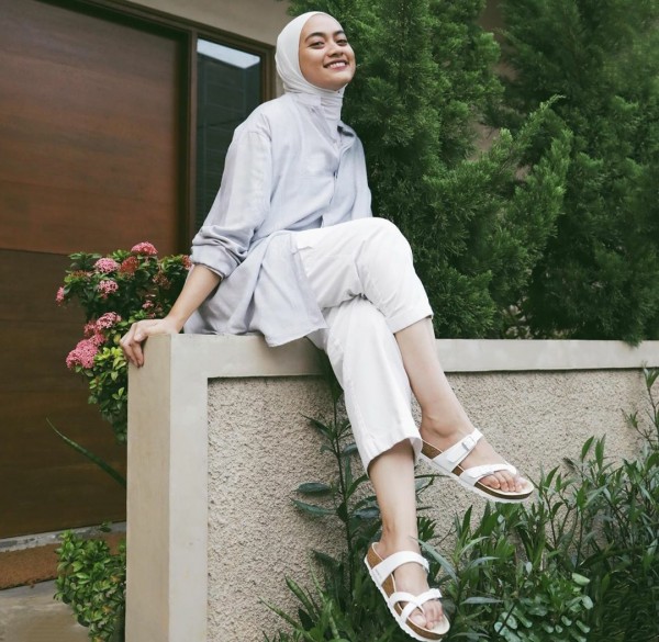 Outfit dengan hijab minimalis ala Ayu Dia Bing Slamet. (Foto: Instagram @ayudiac).