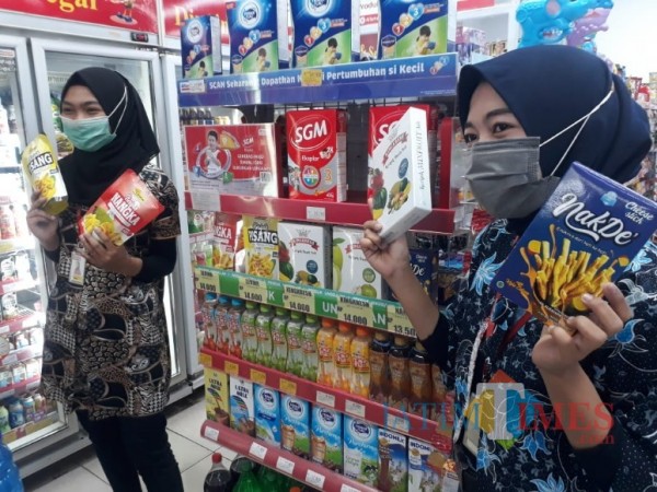 Pegawai Alfamart sedang menunjukkan produk-produk UKM Kabupaten Malang, Jumat (2/10/2020). (Foto: Dok. Alfamart)