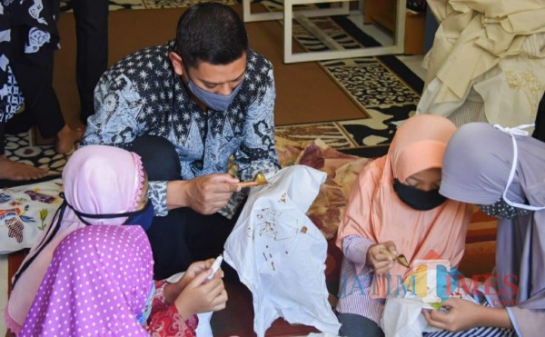 Walikota Kediri Abdullah Abu Bakar bersama anak anak belajar membatik.(eko arif s/Jatimtimes)