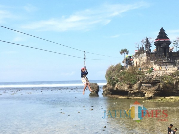 Wisatawan saat berkunjung ke salah satu objek wisata pantai di Kabupaten Malang (Foto : Dokumen MalangTIMES)